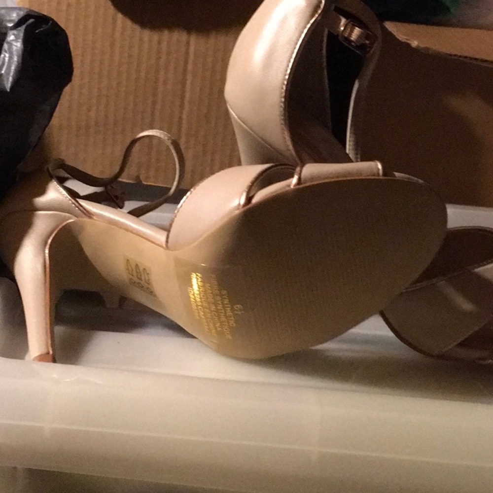 Express Sandals - Picture 4 of 10